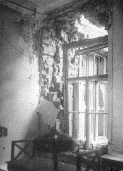 Окна Библиотеки, поврежденные бомбой. 1941 г. 