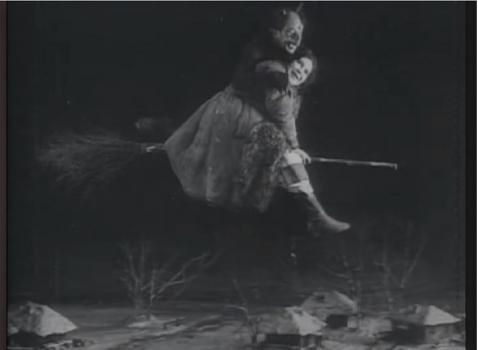 Кадр из немого кинофильма «Ночь перед Рождеством» — первой известной экранизации произведения Н. В. Гоголя (1913, реж. В.Старевич, продюсер А. Ханжонков)
