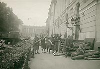 Разгрузка дров. 1943