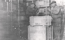  Рабочие Руцкой Г. А. (слева) и Фадеев А. Я. вскрывают ящики для проветривания и проверки сохранности фондов