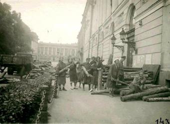 Сотрудники библиотеки разгружают дрова. 1943 г.