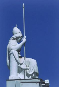 Статуя Афины на крыше библиотеки