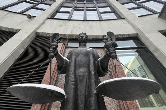 Скульптура Фемиды, символизирующая юстицию