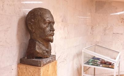 Скульптурный портрет Ивана Бунина работы заслуженного художника России Юрия Джибраева