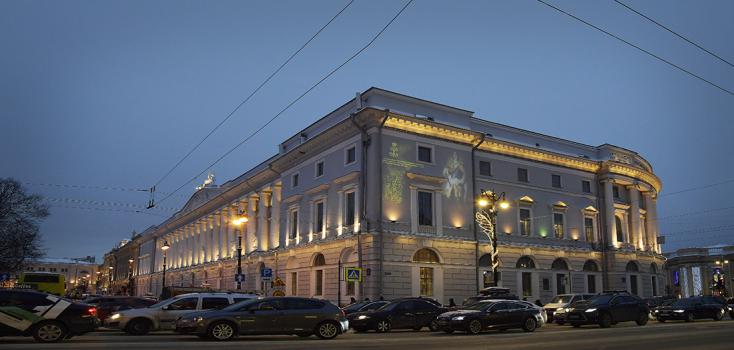 27 декабря на фасаде исторического здания Российской национальной библиотеки была размещена световая проекция портрета Петра I 