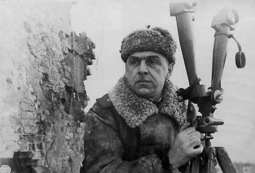 Генерал-майор артиллерии товарищ Михалкин на наблюдательном пункте.