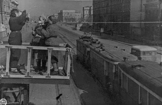 Работы по восстановлению троллейбусного движения. Апрель 1944 г.