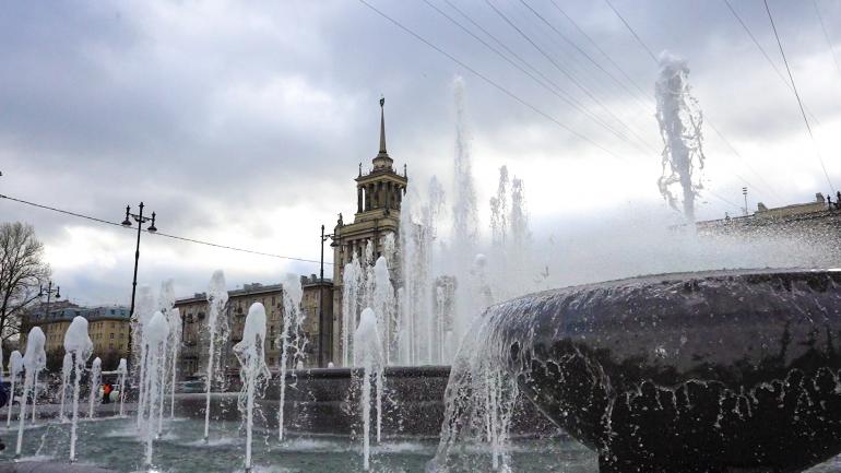 Торжественный запуск фонтана перед зданием Российской национальной библиотеки