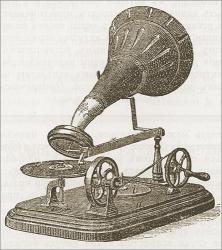 Первый граммофон Берлинера имел ручной привод, чтобы проиграть пластинку, которая была в диаметре чуть больше 10 см, нужно было все время вертеть ручку махового колеса