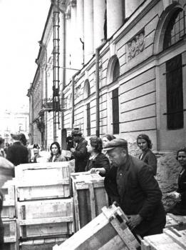 Погрузка фондов для отправки в эвакуацию.  16 июля 1941 г.