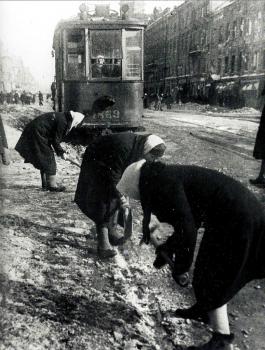 Очистка трамвайных путей  в осажденном Ленинграде