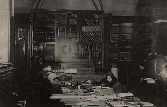 Читальный зал в кабинете директора.  Зима 1941–1942 гг.