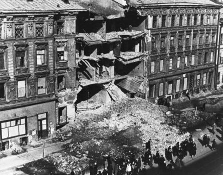   Разрушенный бомбой дом. 1941 г.