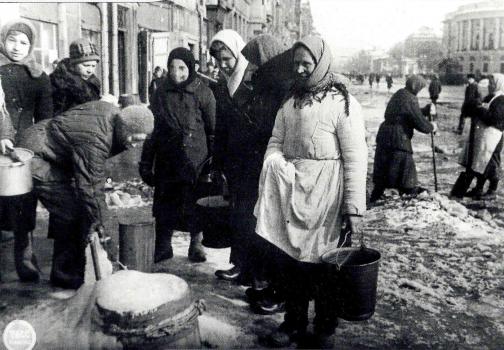   У водопроводного крана на Невском проспекте. Март 1942 г.