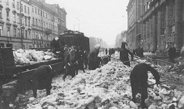 Уборка улиц от снега. 1942 г.