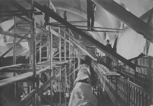 Ремонтные работы в читальном зале. 1943 г.