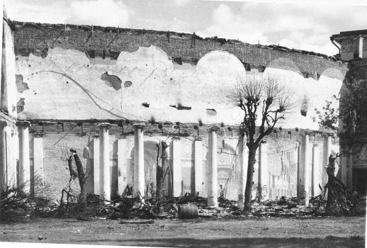 Разрушенный фасад северного крыла Павловского дворца, где располагалась библиотека