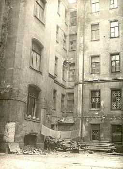 Разрушенная часть стены и выбитое окно в комнате МБА (вид со двора). 1943 г.