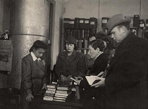Обслуживание читателей Библиотеки. 1943 г.