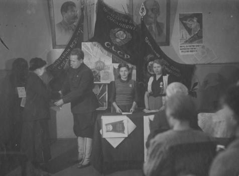 Вручение О. П. Захарьиной медали «За оборону Ленинграда». 10 февраля 1944 г.
