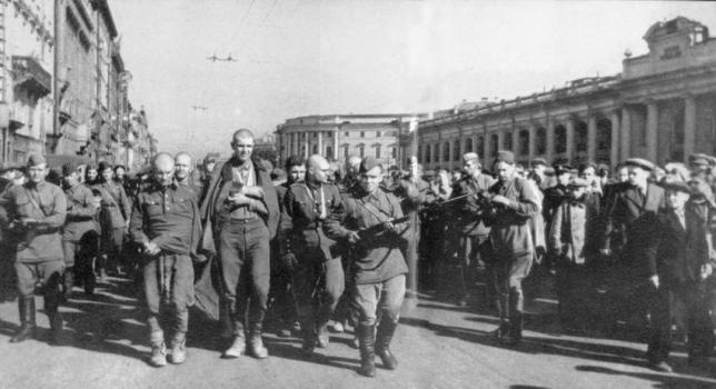 Колонна пленных немцев идет по Невскому проспекту мимо здания Государственной Публичной библиотеки. 1945 г.