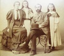 Г.В. Плеханов с женой Розалией Марковной Боград-Плехановой и дочерьми - Лидией (слева) и Евгенией. Фотография начала 1890-х гг.