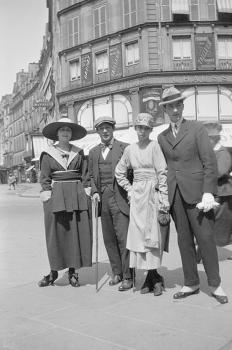 Ольга Хохлова, П. Пикассо, М. Шабельская и Жан Кокто в Париже. 1917 год. 