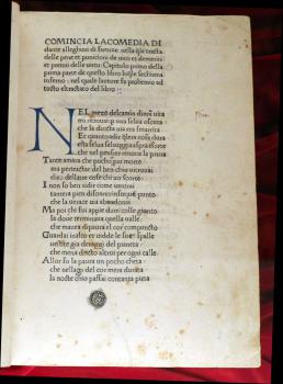 Разворот первого печатного издания «Божественной комедии». Фолиньо,1472 (копия). 