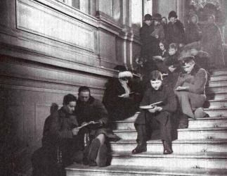 Readers on the stairs of the Public Library
