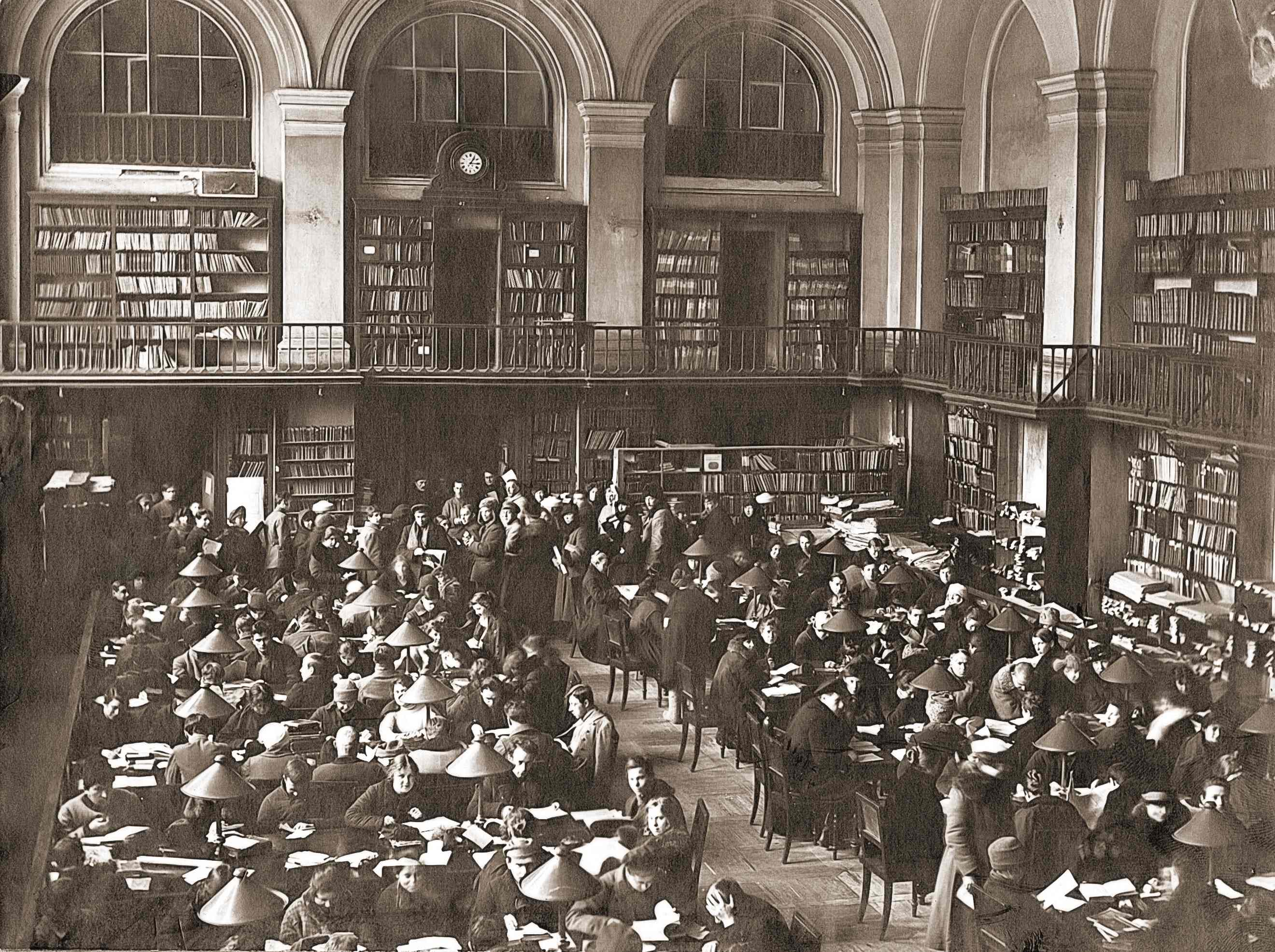 Readers in the Room in the Sobolshchikov Building. 1923