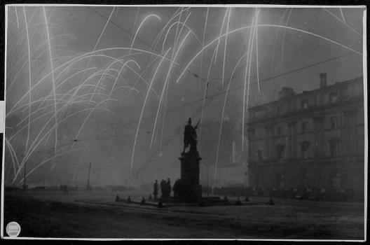 У памятника Суворову во время салюта. 27 января 1944 г. : [фотография].