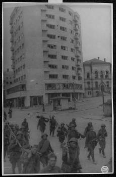 На улицах Выборга, взятого штурмом. 20 июня 1944 г.