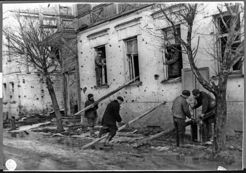 Восстановление жилого фонда в освобожденном городе Старая Русса. 
