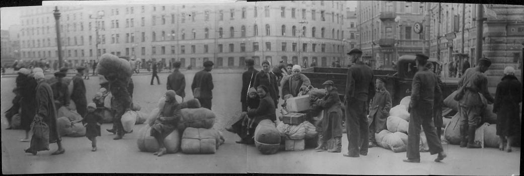Эвакуация населения из Ленинграда : на площади Восстания. 