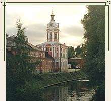 Благовещенская церковь со стороны реки Монастырки