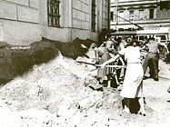 Засыпка песком стен подвала книгохранилища ГПБ. 27 июля 1941