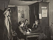 В штабе МПВО ГПБ, слева направо: Л.Товокайне, Л.Шарапова, В.Назаренко, Л.Григорьева. Осень 1941