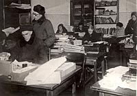 На переднем плане сидит Ив.Ив. Яковкин, стоит М.А. Брискман. Отдел комплектования. Зима 1941-1942