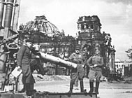 Берлин, 1945 г. На фоне разрушенного Рейхстага П. Г. Каминский (слева)