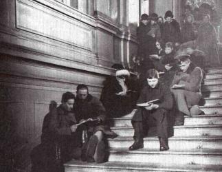 Читатели на ступеньках Библиотеки. 1920-е годы