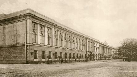 Корпус Е. С. Воротилова. Вид здания со стороны площади Островского. 1913 г.