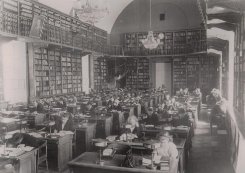 Научный читальный зал социально-экономической литературы. 1950-е гг.