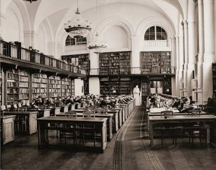Вид читального зала, корпус В. И. Собольщикова. 1950-е гг.