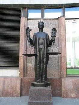 Аллегорическая скульптура «Правосудие»