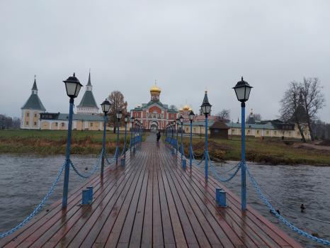 Валдайский Иверский Богородицкий Святоозерский мужской монастырь. Надвратный храм святителя Филиппа, митрополита Московского, XIX в. Фотография С. Г. Зверевой