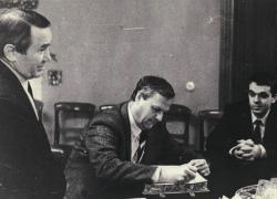 В.Н. Зайцев, А.А. Собчак, А.В. Лихоманов в кабинете директора, 14 января 1993 года