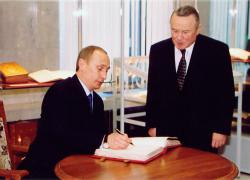 Президент Российской Федерации В. В. Путин расписывается  в Книге почетных посетителей Библиотеки.  12 апреля 2003 года.