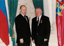 Президент Российской Федерации Владимир Путин вручает В. Н. Зайцеву орден «За заслуги перед Отечеством» IV степени. Московский Кремль, 5 мая 2005 года.