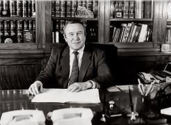 В. Н. Зайцев в своем кабине в Государственной Публичной библиотеке им. М. Е. Салтыкова-Щедрина. 1985 г.