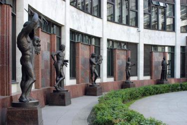 Скульптурная группа, символизирующая науку и искусство, украшающая двор